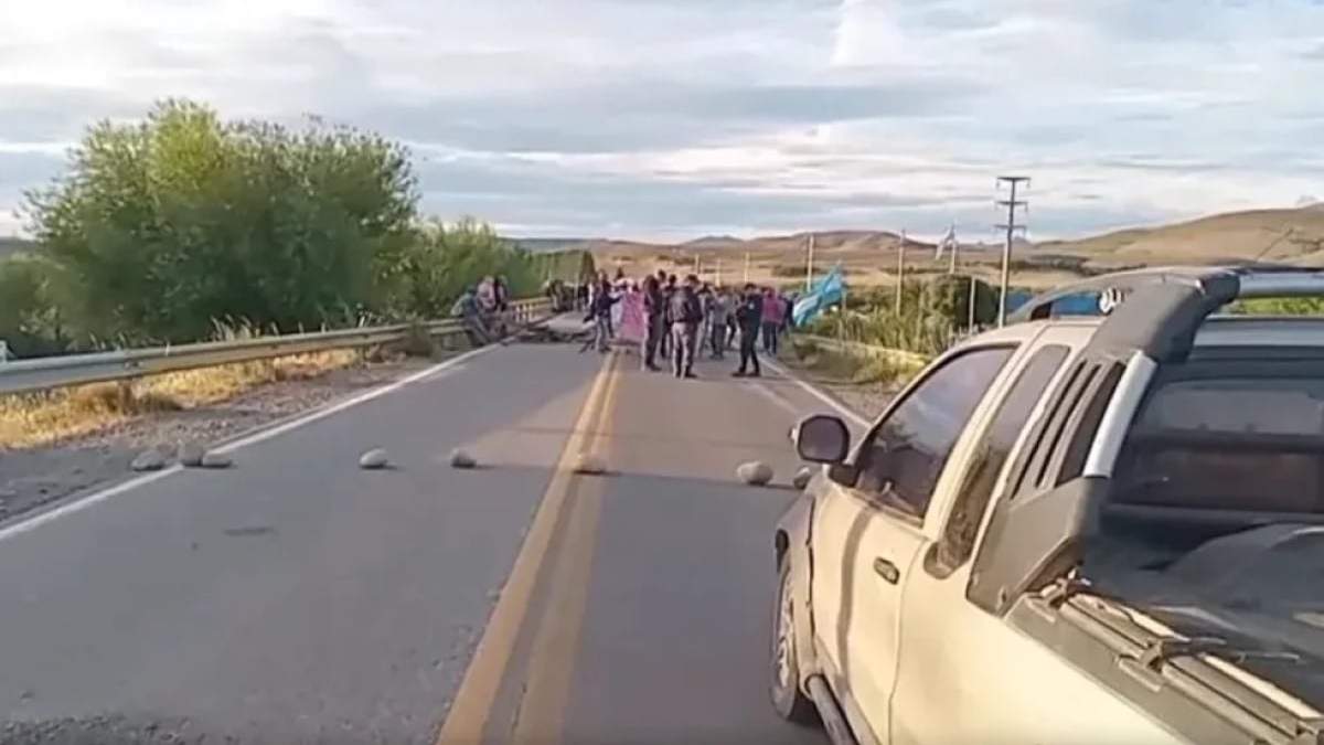 Corte en Ruta 40 a la altura de Junín de los Andes. Fuente: (Alerta Digita)