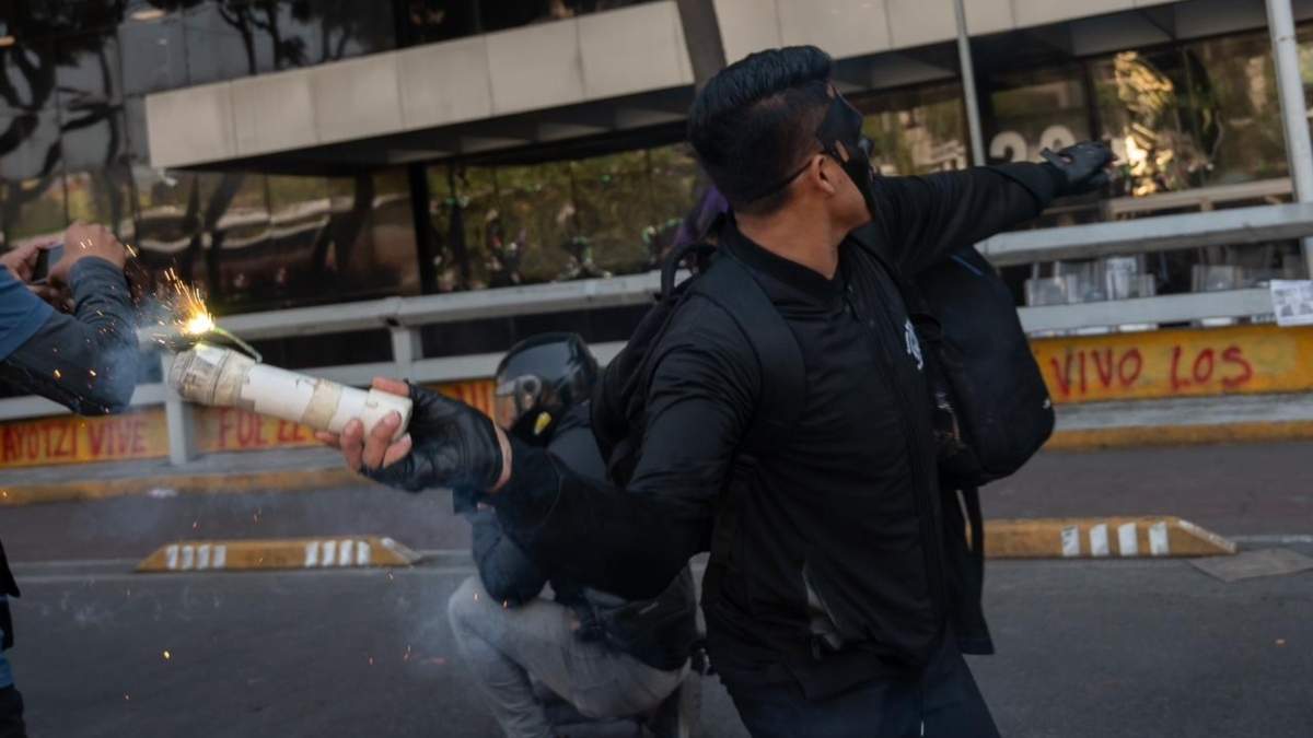 Normalistas de Ayotzinapa lanzaron petardos a la sede de la FGR
