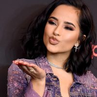 Becky G se puso un vestido muy corto, se agachó y mostró como lo mueve ¡Ardiente vídeo!