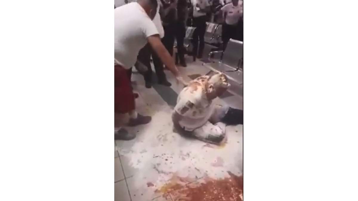 Los agentes viales llenaron de harina y salsa de tomate a un compañero