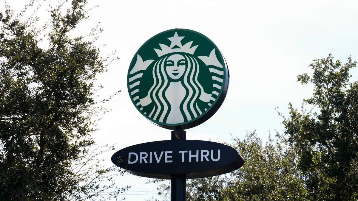 Un letrero de Starbucks se ve el 16 de enero de 2025 en Houston