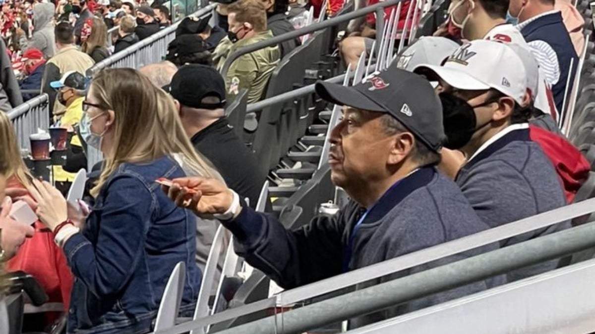 Carlos Aranza Doniz captado en el Super Bowl