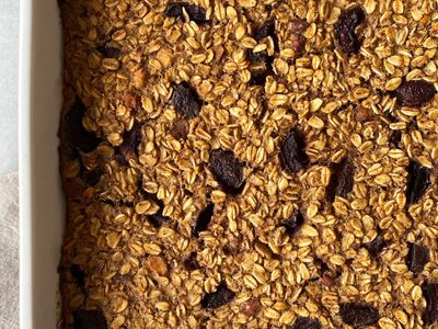Avena horneada "todo en uno": la versión tipo torta esponjosa que te va a encantar para desayunar