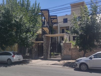 Investigan la muerte de una mujer en el interior de su departamento en Neuquén