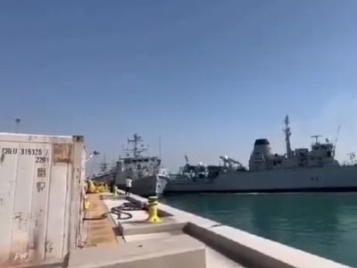 Chocan dos buques de guerra británicos en un puerto de Bahréin (Video)