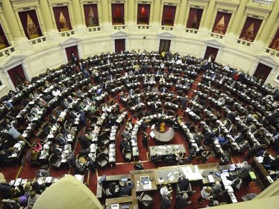 Mujeres peronistas insisten con que una de ellas lidere la lista y resisten la unidad con Vivero