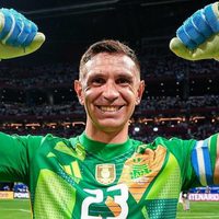 Distinto dentro y fuera de la cancha: la gran inciativa que tuvo Dibu Martínez con su ciudad
