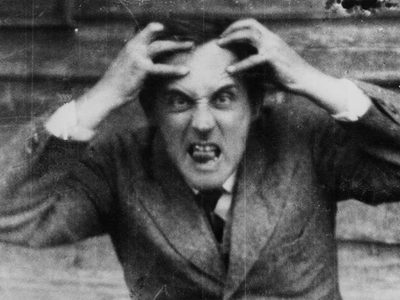 "El loco y la monja", una historia de absurdos y humor