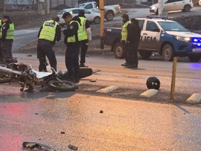 Murió una motociclista en Centenario; el conductor que la chocó escapó