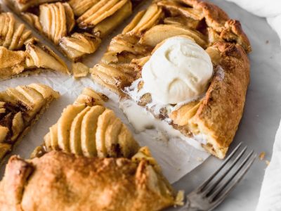 Tarta de manzana exprés: con 3 ingredientes, en menos de 5 minutos y un resultado tentador