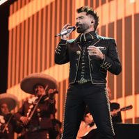 Alejandro Fernández canta las mañanitas a Yuridia para agasajarla por su cumpleaños (Video)