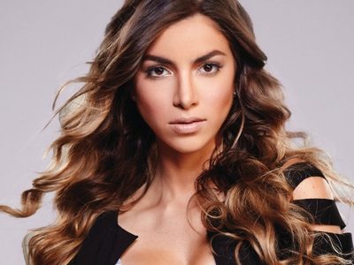 ¡Esta mujer es perfecta!  Anllela Sagra se sube la remera y se baja la bikini ¡No se guarda nada!