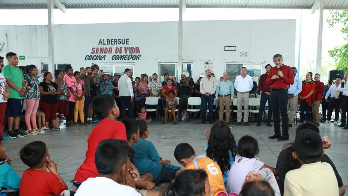 Visita el Gobernador a migrantes; les ofrece ayuda y protección