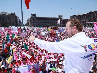 Taboada cerró campaña en la “marea rosa” del Zócalo; irá a mítines finales en alcaldías