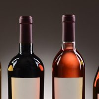No tires las botellas de vino usadas y en simples pasos hacé la lámpara colgante que es tendencia en decoración