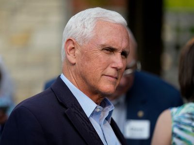 Mike Pence presenta documentos para lanzar campaña presidencial