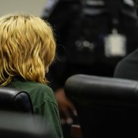 Comparecen menor acusado de tiroteo en secundaria de Georgia y su padre; seguirán detenidos