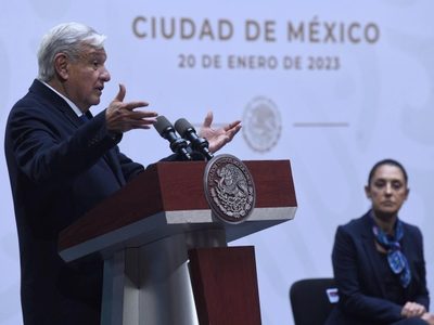 AMLO inicia mañanera con elogios a Claudia Sheinbaum, pero recuerda a sus “otros dos hermanos”