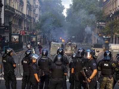 Polémica por un influencer libertario que promovió un videojuego policial