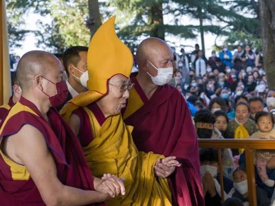 Agresión de Dalai Lama a un niño evidencia un "pacto de impunidad" de jerarcas: Tejiendo Redes