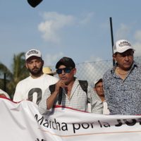 Cinco padres de normalistas acuden a marcha en favor de José Luis Abarca: "no es el culpable"
