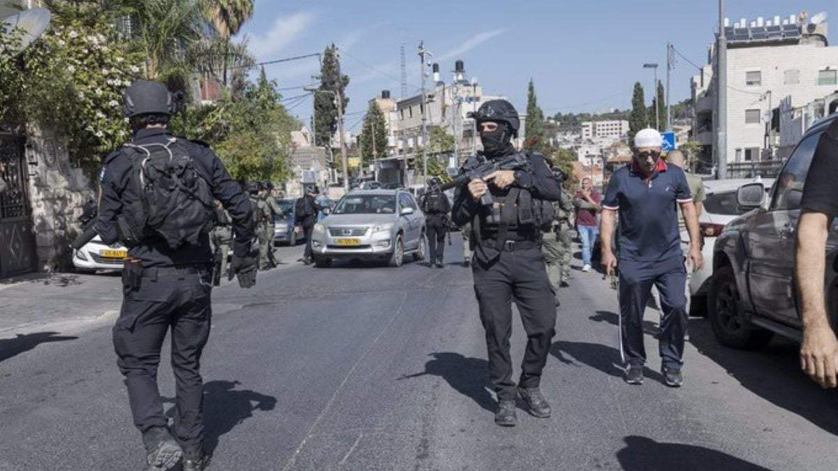 Miembros de las fuerzas de seguridad de Israel en un barrio de Jerusalén Este