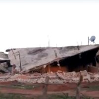 Con maquinaria pesada, grupo armado destruye tres viviendas en Coyuca de Catalán