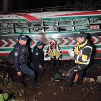 Al menos 15 muertos y casi 20 heridos al despeñarse un autobús en el sur de Guatemala