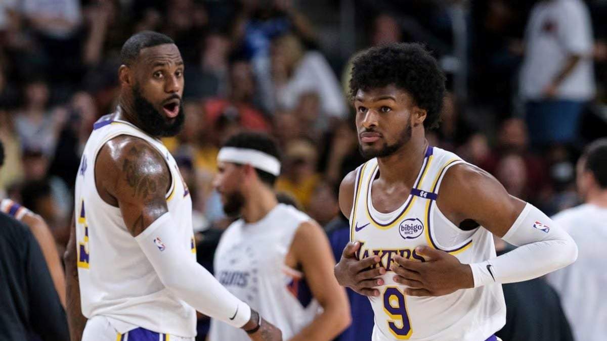 Bronny James, de 20 años, entra a la cancha en el segundo cuarto ante la mirada de su padre, LeBron James