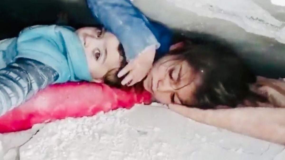 Niña siria de siete años y su hermano fueron rescatados bajo los escombros de una vivienda tras los terremotos ocurridos entre Turquía y Siria