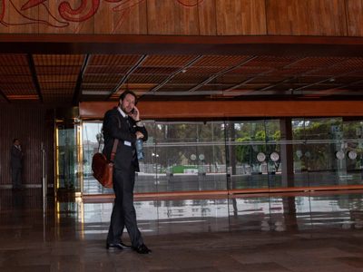 Cabildero en contra de la reforma eléctrica es captado en el pleno de San Lázaro