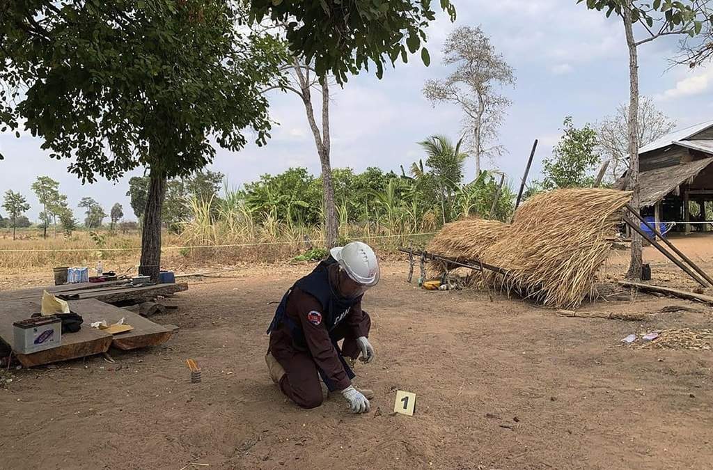 foto facilitada por el Centro de Acción contra las Minas de Camboya muestra a un desminador del Centro de Acción contra las Minas de Camboya inspeccionando fragmentos de una granada propulsada por cohete de hace décadas que mató a dos primos, una niña y un niño de dos años, cuando explotó el sábado 22 de febrero de 2025 en el pueblo de Kranhuong, en el distrito de Svay Leu de la provincia de Siem Reap, en Camboya