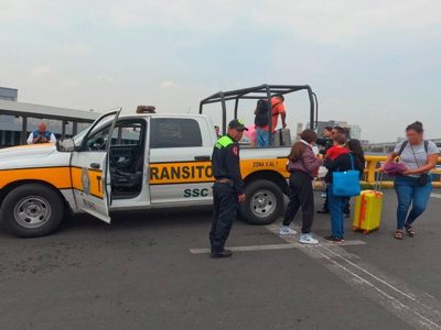 Ahorradores defraudados por Ficrea cierran el acceso a la Terminal 1 del AICM (Video)