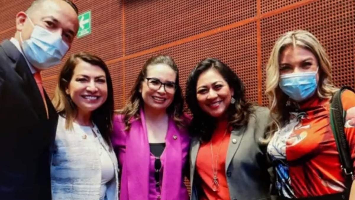 La senadora Judith Vázquez Saut (centro)