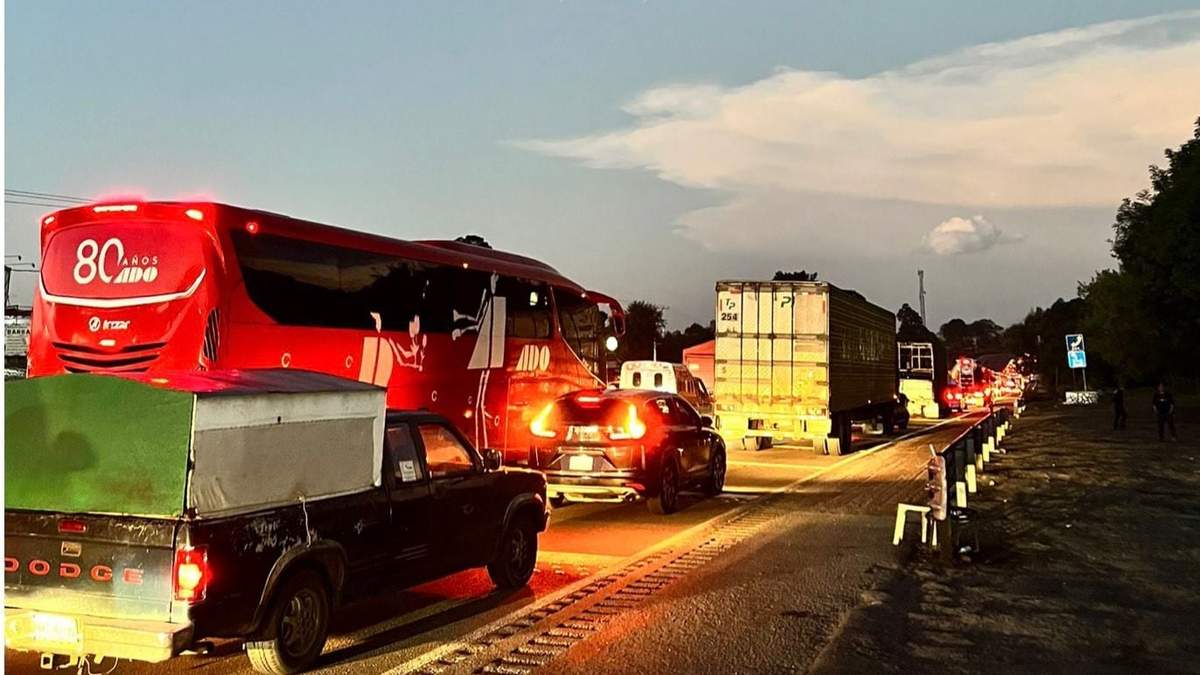 Autos detenidos en la México-Puebla