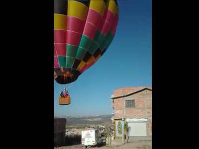 Video muestra el choque de un globo aerostático contra una vivienda en León