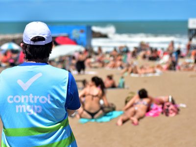 Controles, distanciamiento y mucha vigilancia: así transcurre el fin de semana largo en la costa
