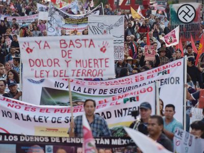 En marcha, colectivos exigen a Peña que vete la Ley de Seguridad Interior y evite la militarización del país