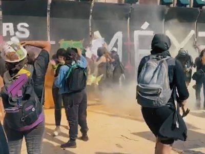 Marcha 8M: Arriban primeros contingentes al Zócalo; policías reciben a mujeres con gases (Video)