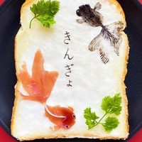 Arte en el desayuno: dibujos sobre pan de molde