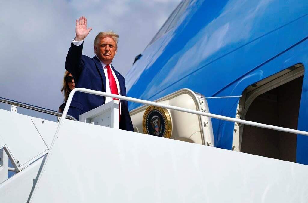 Trump y su esposa Melania abordan el Air Force One para viajar a Nashville, para el debate presidencial.