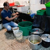 Habitantes de Bogotá almacenan y reutilizan agua en el primer racionamiento por sequía en 40 años