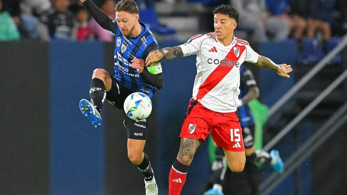 Sebastián Driussi, autor del gol del empate, disputa la pelota con el defensor argentino Mateo Carabajal.