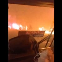 Autobús de pasajeros atraviesa uno de los incendios que azotan a Chile (Video)