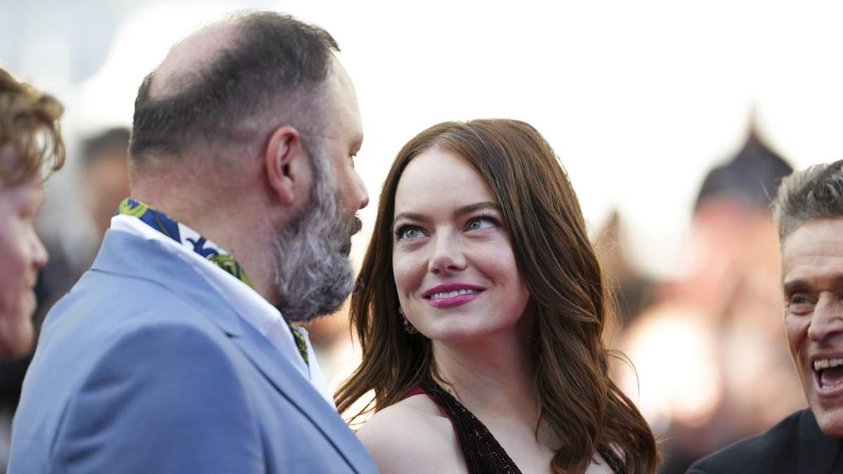 Yorgos Lanthimos y Emma Stone a su llegada al estreno de 'Kinds of Kindness' en Cannes