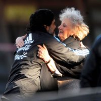 "Tenía mucho para dar": las Abuelas de Plaza de Mayo lloran a Diego Maradona