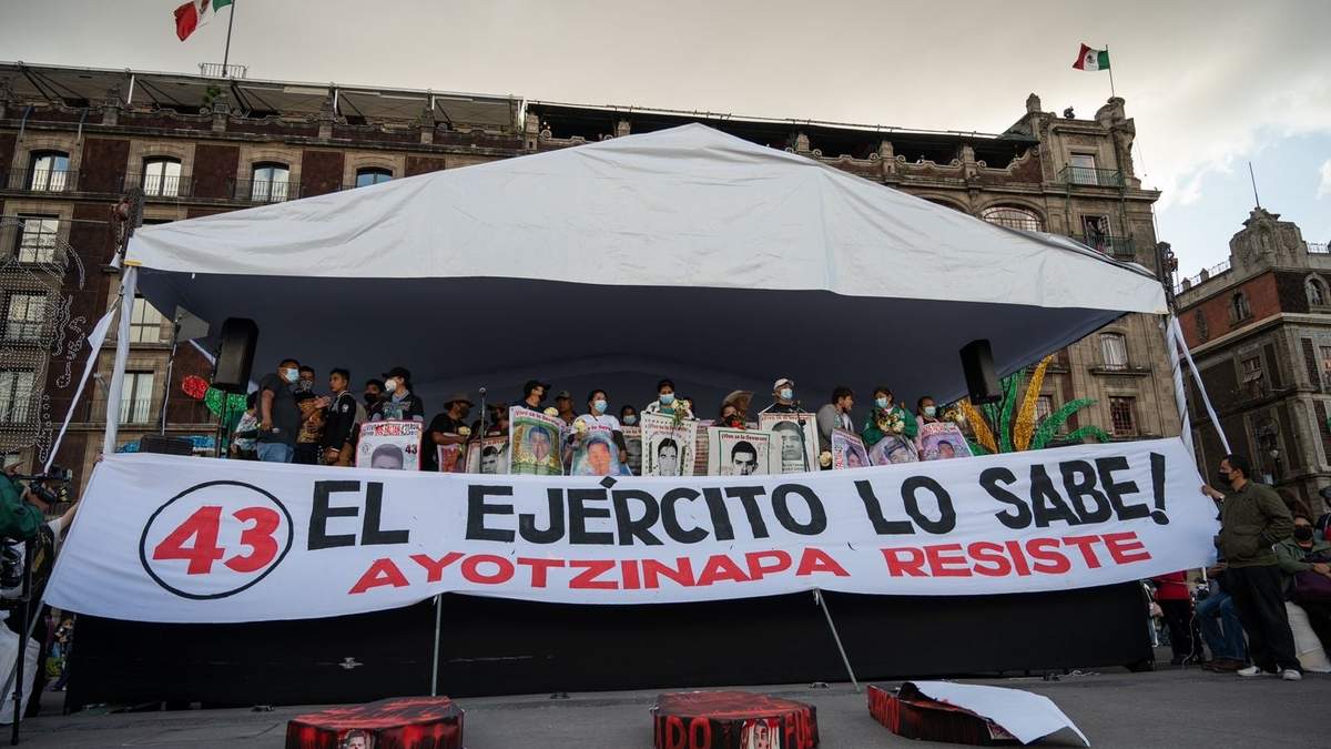 Mitin en el Zócalo, a 8 años de la desaparición de normalistas