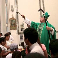Por coronavirus, Iglesia ordena suprimir el saludo de la paz en misa