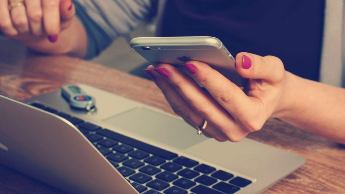 Computadora y celular sin Internet. Fuente: (Twitter)