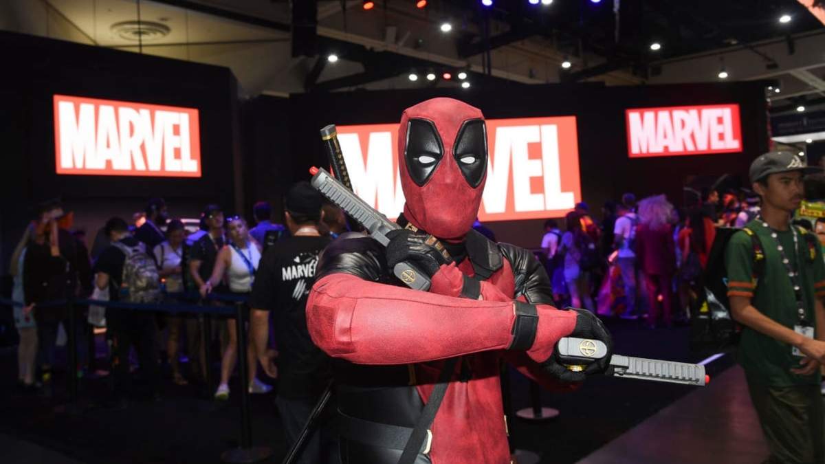 Jesús Rodriguez disfrazado de Deadpool posa en la Comic-Con International el jueves 25 de julio de 2024, en San Diego